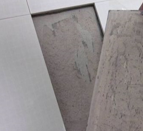 七里河瓷砖空鼓维修公司分享瓷砖铺贴时如果打浆（即涂抹在瓷砖背面和基层上的砂浆或瓷砖胶）过少，会带来以下问题